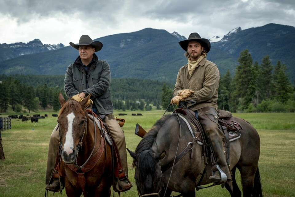 Kevin Costner har gjort stor TV-suksess som en prøvet ranch-eier i neo-westernserien «Yellowstone». Her i selskap med Luke Grimes som spiller sønnen Kayce Dutton. Kevin Costner har gjort stor TV-suksess som en prøvet ranch-eier i neo-westernserien «Yellowstone». Her i selskap med Luke Grimes som spiller sønnen Kayce Dutton.