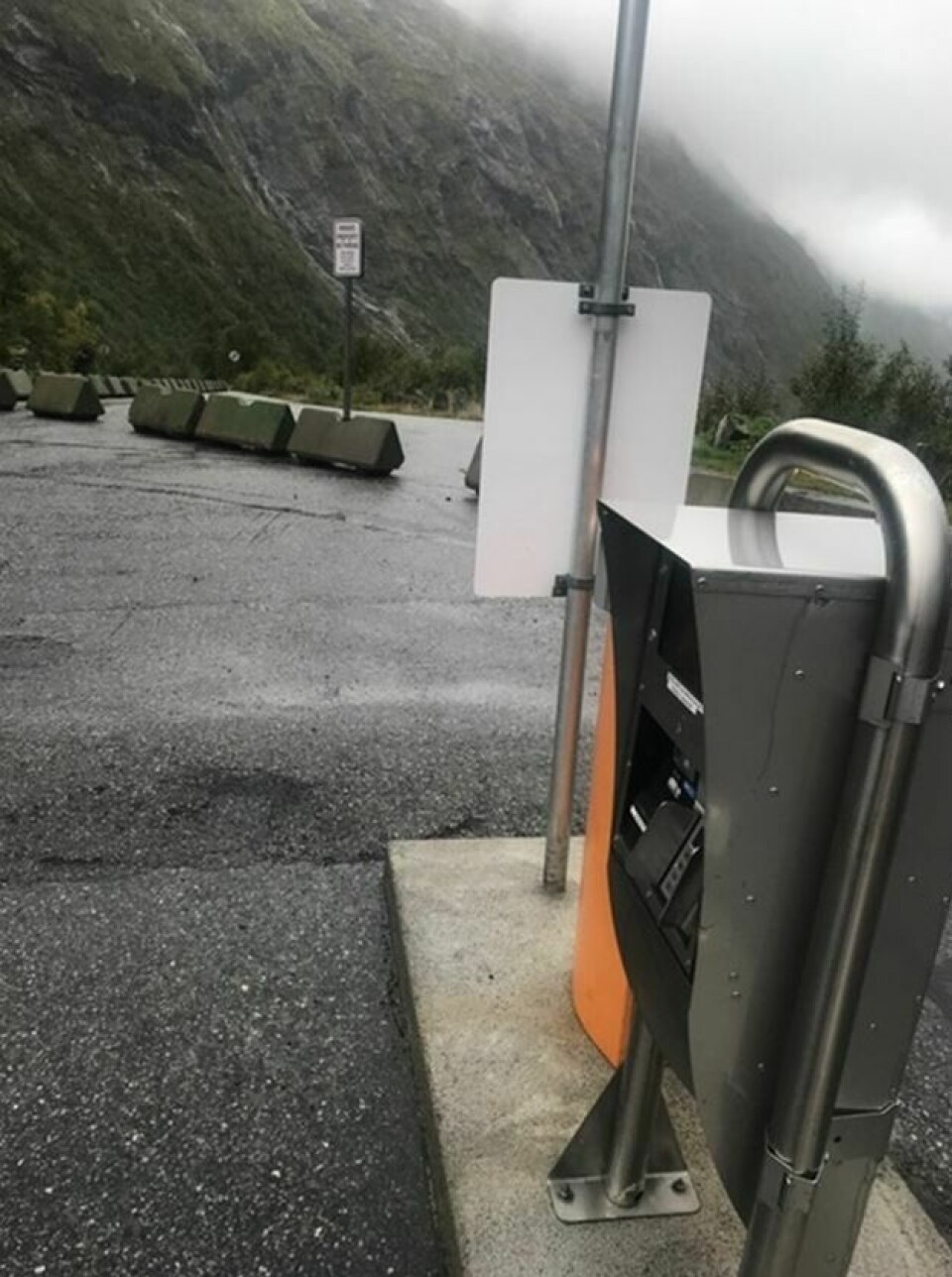 Ved innkjørselen er det satt opp automatiske bommer og en betalingsautomat. Videseter hotel, Strynefjellet, parkering,