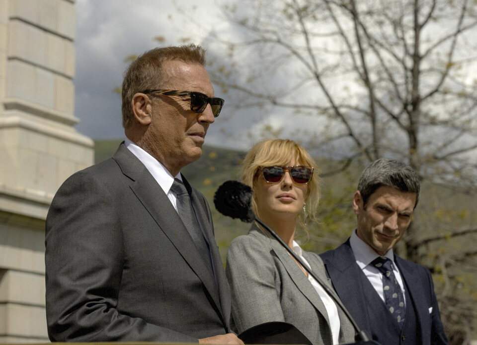 I sesong fem av «Yellowstone» er John Dutton (Costner) valgt til guvernør i delstaten Montana. Han kjeder seg grenseløst, men vil gjøre alt for å redde ranchen og naturområdene fra eiendomsutviklere. Her i selskap med den grenseløse datteren Beth (Kelly Reilly) og sniken av en adoptivsønn Jamie Dutton (Wes Bentley). Foto: SkyShowtime I femte runde «Yellowstone» inntar Kevin Costners rollekarakter John Dutton delstatsbygningen i Montana som guvernør – og sønnen Jamie Dutton (t.h.) er med. Foto: SkyShowtime