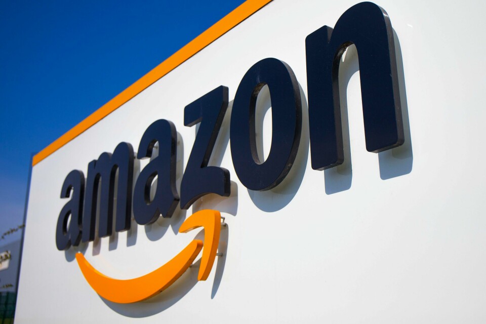 Den seneste runden med oppsigelser i netthandelgiganten Amazon vil gå ut over 18.000 av selskapets ansatte. Foto: Michel Spingler / AP / NTB Amazon-logoen ved inngangen til selskapets kontorer i Douai i Frankrike. Foto: Michel Spingler / AP / NTB