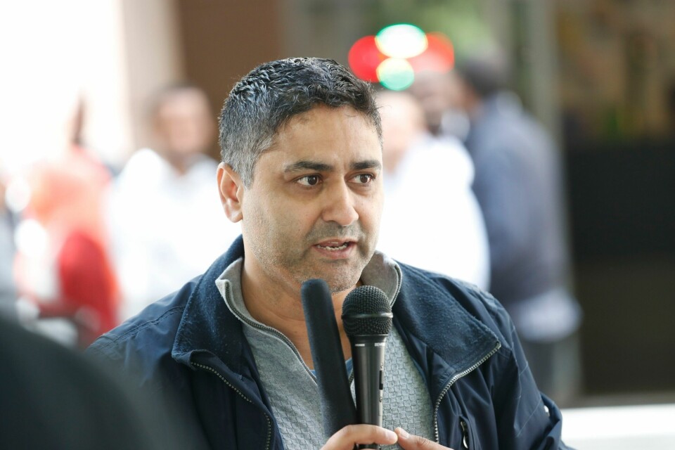 Shakeel Rehman, her under en markering med organisasjonen Senter for Sekulær Integrering, 2017 – Jeg var så stolt av søsteren min og kampen hun tok. Det er ved å fortsette debattene om religiøs undertrykking, sosial kontroll og ytringsfrihet, at vi hedrer Shabanas minne, sier Shakeel Rehman.