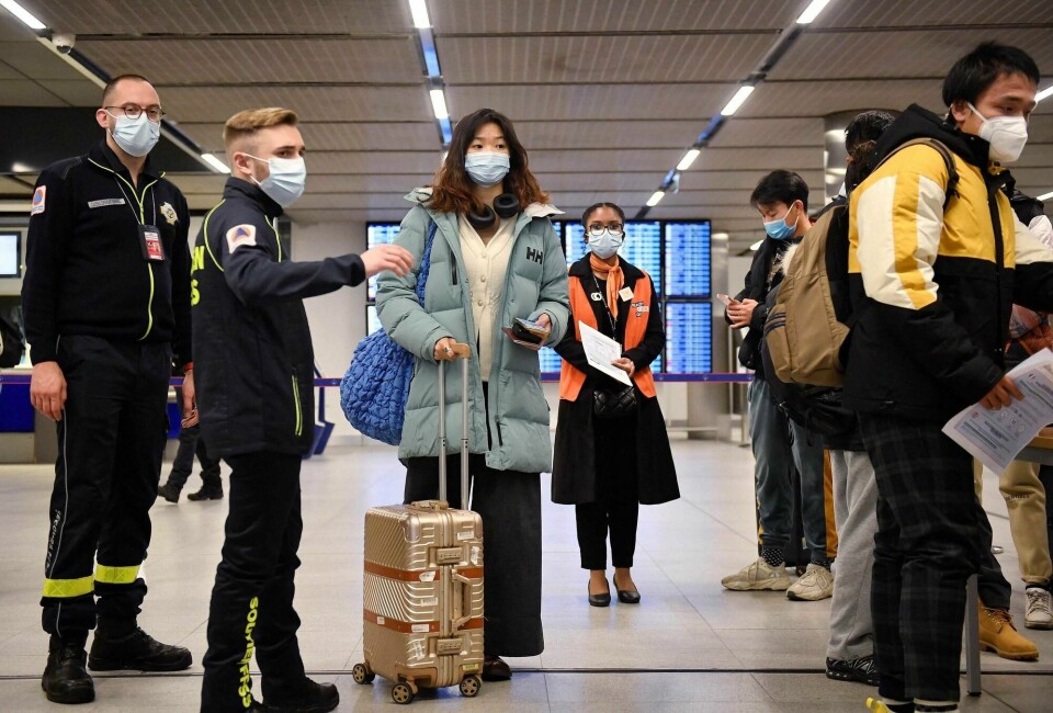 Mange land krever nå test for reisende fra Kina. Samtidig dropper Kina nå innreisekarantene ved ankomst for første gang i pandemien. Disse passasjerene har nettopp ankommet Paris fra Kina. Mange land krever nå test for reisende fra Kina. Samtidig dropper Kina nå innreisekarantene ved ankomst for første gang i pandemien. Disse passasjerene har nettopp ankommet Paris fra Kina.