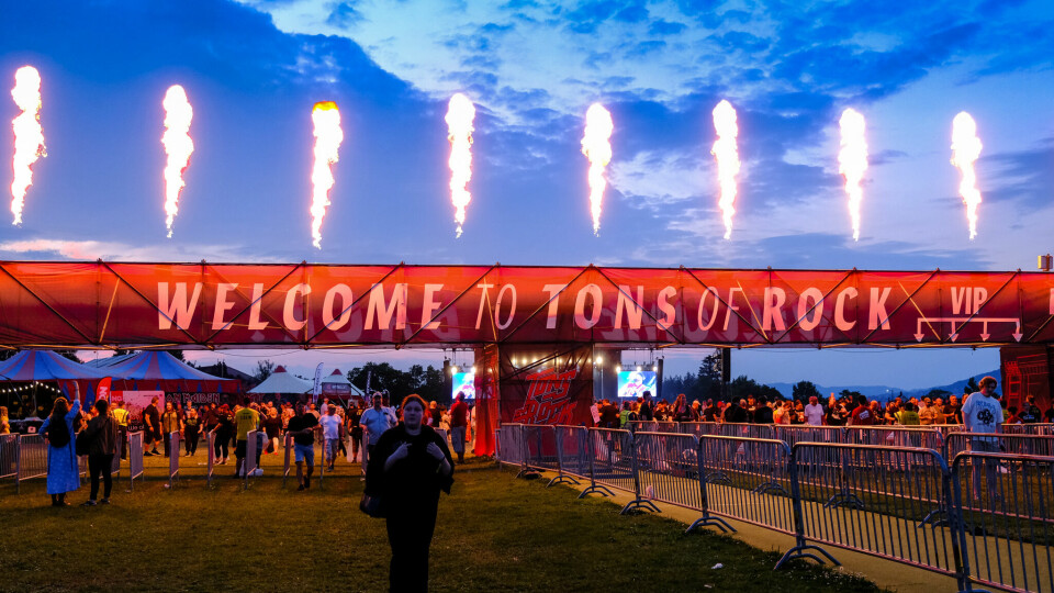 Tons of Rock ønsker oss velkommen tilbake, og tar farvel med pyro som er en metalfestival verdig. Tons of Rock