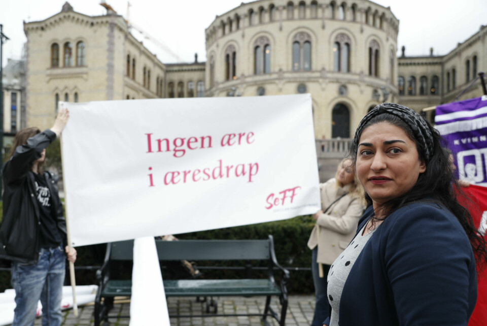 Shabana Rehman under demonstrasjonen foran Stortinget, 23. september 2017 Shabana Rehman under demonstrasjonen til Kvinnegruppa Ottar og Sekulær Feministisk Front mot æresdrap i 2017. Foto: Torstein Bøe / NTB
