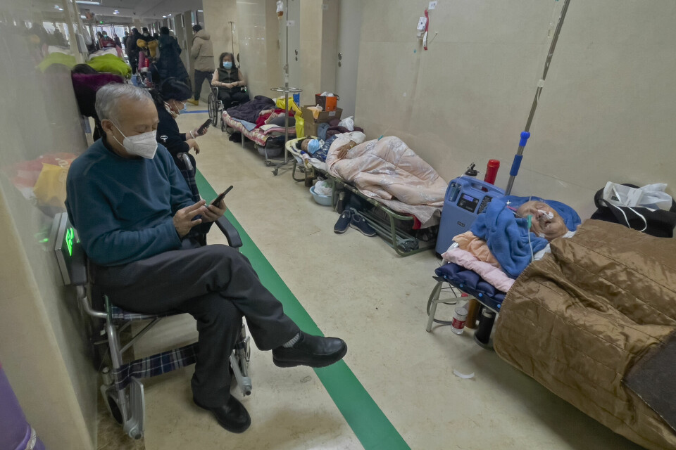 Eldre pasienter ligger i korridorene på et sykehus i Beijing torsdag. 5. januar. Sykehusene er overfylte mange steder. Eldre pasienter ligger i korridorene på et sykehus i Beijing torsdag. 5. januar. Sykehusene er overfylte mange steder.