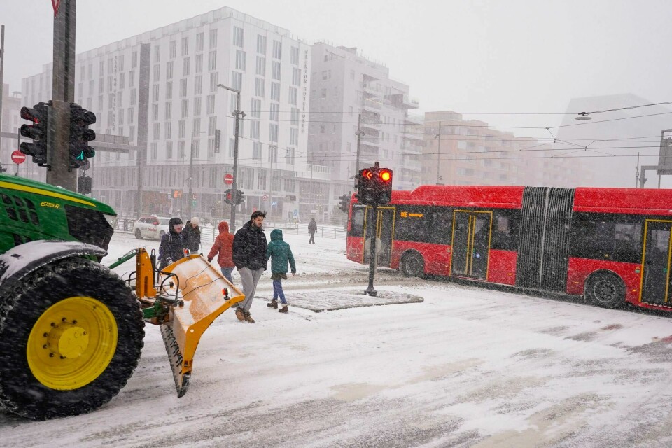 Illustrasjonsfoto. Oslo 20230104. Det kraftige lavtrykket som preger Norge onsdag, vil roe seg torsdag. Brøytemannskaper er i full sving i Oslos gater onsdag ettermiddag med å rydde snøen unna så trikk og buss kommer seg frem.Foto: Ørn E. Borgen / NTB