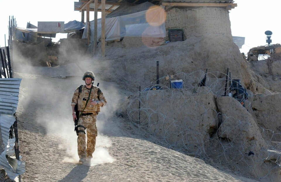 Prins Harry patruljerer gata i den forlatte afghanske byen Garmisir i januar 2008. I sin nye bok skriver Harry at han drepte 25 personer i tjenesten i Afghanistan. Taliban reagerer sterkt og anklager ham for krigsforbrytelser. Prins Harry patruljerer gata i den forlatte afghanske byen Garmisir i januar 2008. I sin nye bok skriver Harry at han drepte 25 personer i tjenesten i Afghanistan. Taliban reagerer sterkt og anklager ham for krigsforbrytelser. Arkivfoto: John Stillwell / Pool Photo via AP / NTB