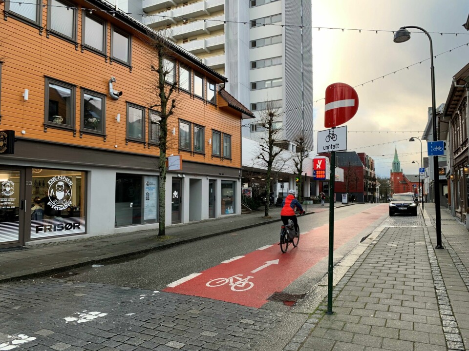Administrasjonen i Stavanger kommune har gode erfaringer med enveiskjøring og eget sykkelfelt i Pedersgata. Administrasjonen i Stavanger kommune har gode erfaringer med enveiskjøring og eget sykkelfelt i Pedersgata. Nå bes politikerne om å gjøre ordningen permanent.