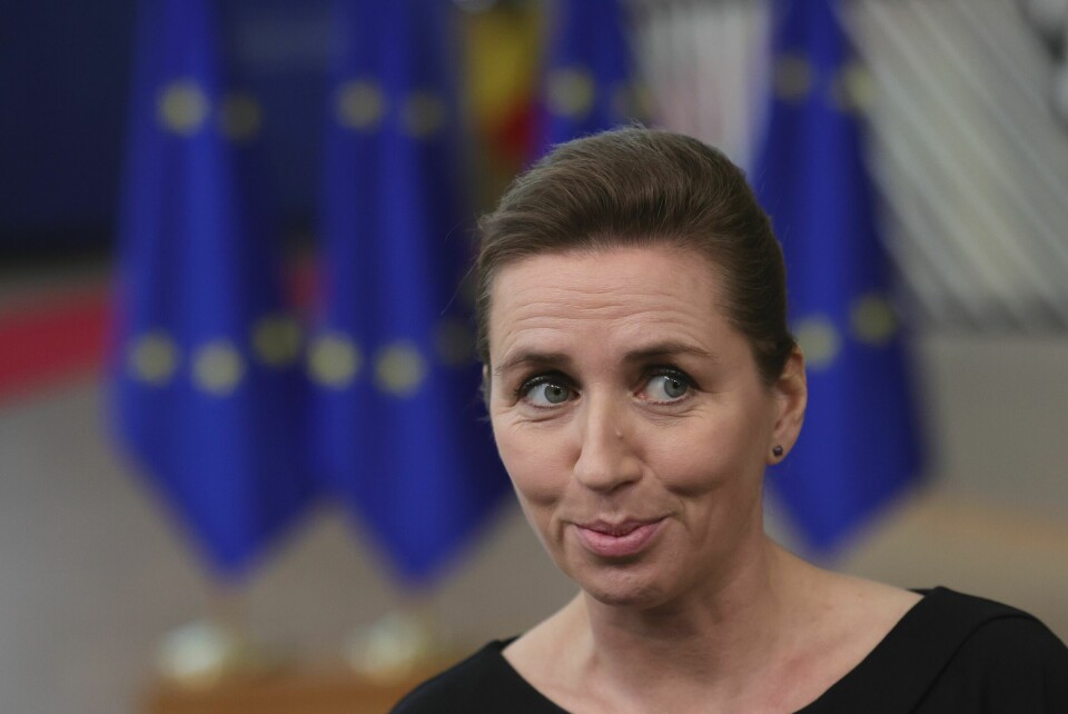Mette Frederiksens regjering vil kutte en av de danske helligdagene. Som kompensasjon får folk lønn tilsvarende en arbeidsdag. Samtidig skal offentlige stillinger kuttes og forsvaret styrkes. Mette Frederiksens regjering vil kutte en av de danske helligdagene. Som kompensasjon får folk lønn tilsvarende en arbeidsdag. Samtidig skal offentlige stillinger kuttes og forsvaret styrkes. Foto: Olivier Matthys / AP / NTB