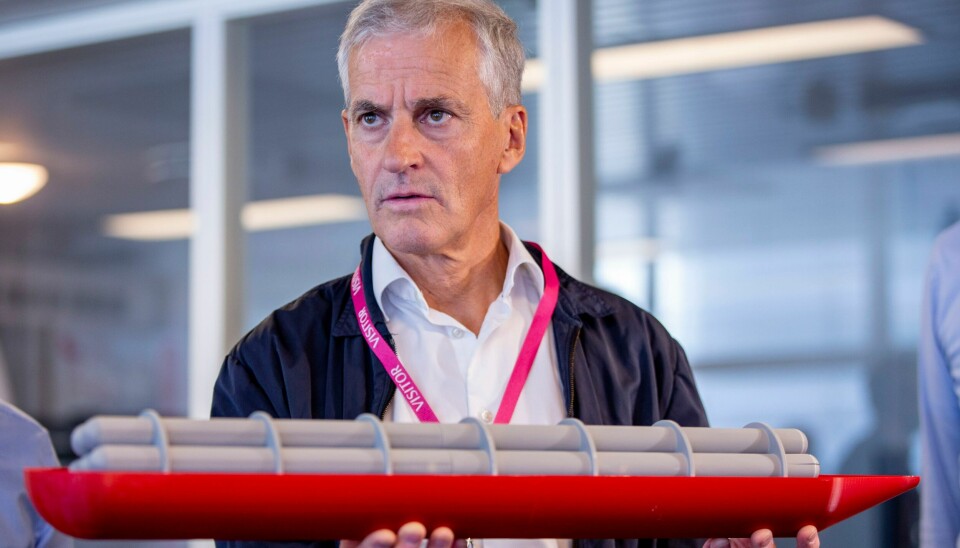Arbeiderpartiets kaptein Jonas Gahr Støre ser på en modell av en ubåt. Ny måling viser at hans egen ubåt ligger stabilt, på bunnen. .