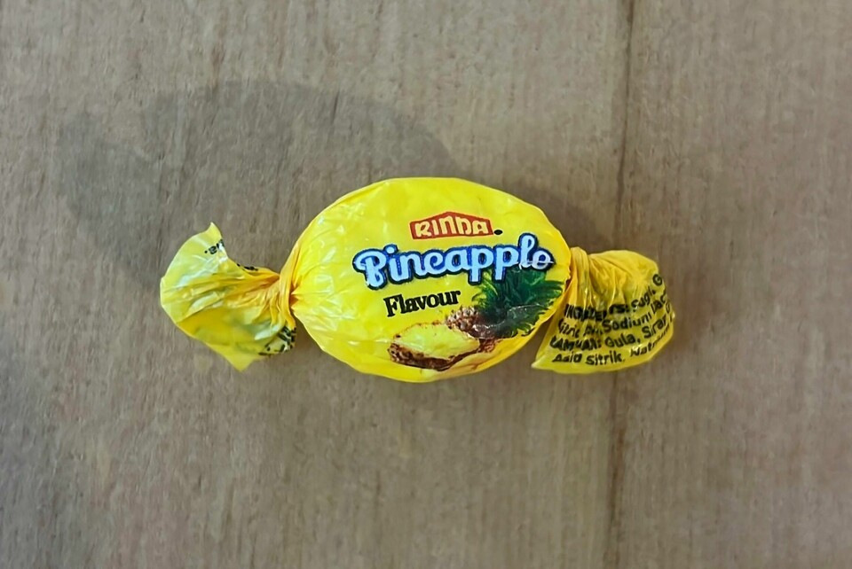 Det som så ut som ananasgodteri fra Malaysia, viste seg å være klumper med potensielt dødelige doser metamfetamin pakket inn i godteripapir. Det som så ut som ananasgodteri fra Malaysia, viste seg å være klumper med potensielt dødelige doser metamfetamin pakket inn i godteripapir. Foto: Shaun Hill / NZ Drug Foundation / AP / NTB