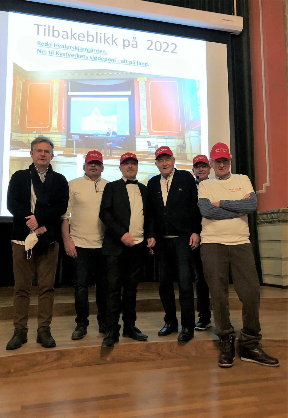 Fra venstre: Frank-Hugo Storelv, Dag Egil Trones, Rune Haaland, Knut Chr. Hallan (alle Neptune Network ), Per Arnold Wiig og Morten Sandberg (Redd Hvalerskjærgården) informerte om funnene de har gjort under overvåkningen av prøvemudringsprosjektet utenfor Borg Havn. Folkemøte i Fredrikstad Bibliotek om mudringen ved Borg Havn