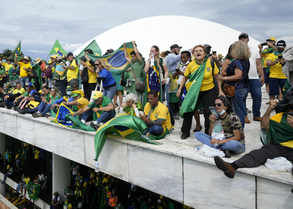 Tilhengere av ekspresdient Jair Bolsonaro står på taket av kongressen i Brasilia under søndagens opptøyer. Identifiseringen av alle som deltok er igang, og allerede er over 1.000 mennesker avhørt. Tilhengere av ekspresdient Jair Bolsonaro står på taket av kongressen i Brasilia under søndagens opptøyer.