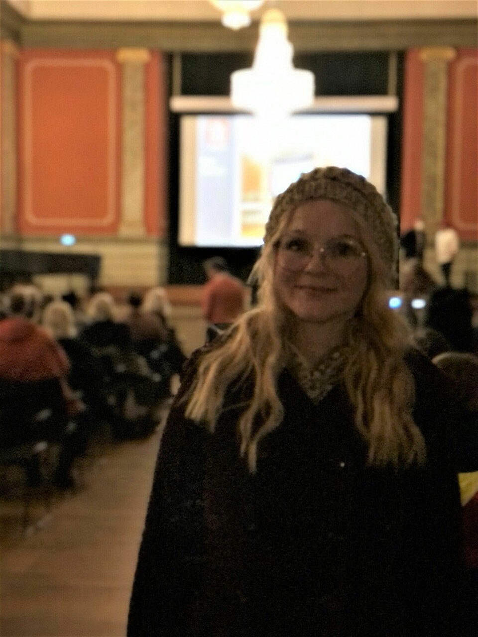 Mona Vauger, ordfører på Hvaler, var en av de som tok til orde for at både politikere og innbyggere behøver bedre informasjon om mudringen ved Borg Havn, og hva prøveprosjektet har resultert i av potensielle miljøødeleggelser. Folkemøte i Fredrikstad Bibliotek om mudringen ved Borg Havn