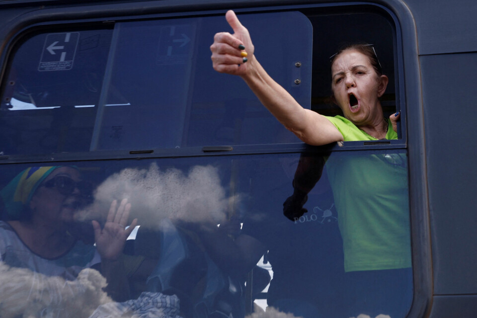 En tilhenger av ekspresident Jair Bolsonaro busses bort etter at leiren de hadde satt opp utenfor militærets hovedkvarter i Brasilia, ble demontert. En tilhenger av ekspresident Jair Bolsonaro busses bort etter at leiren de hadde satt opp utenfor militærets hovedkvarter i Brasilia, ble demontert.