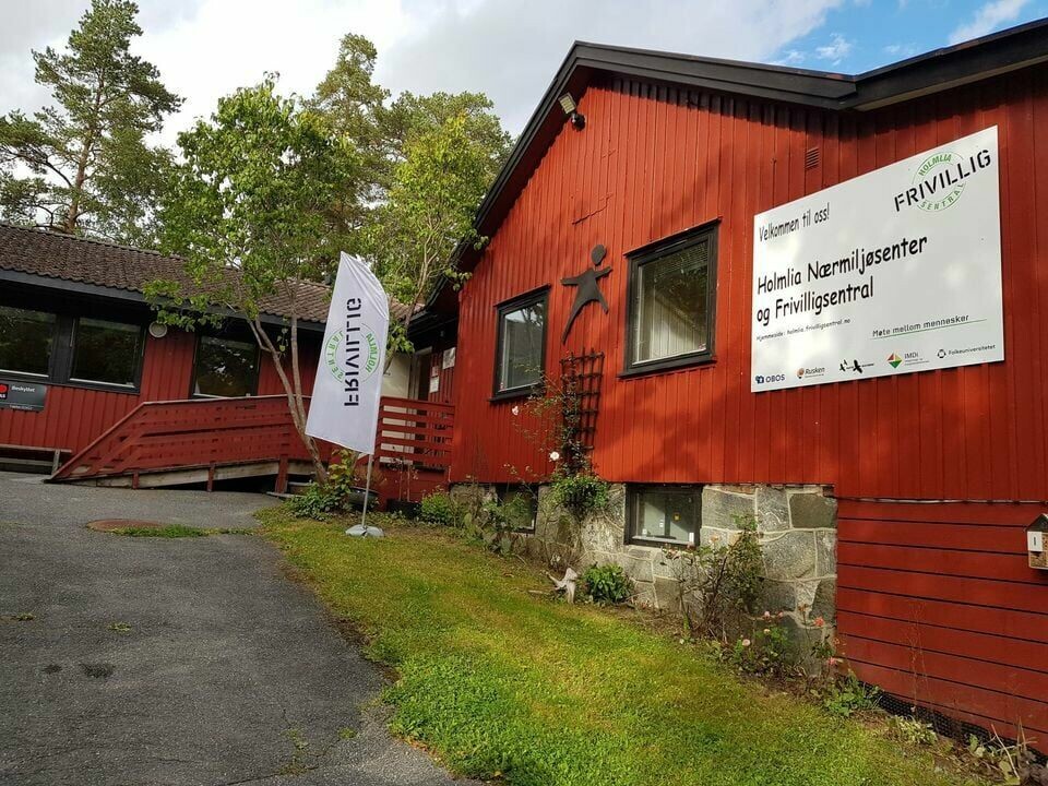 Holmlia Nærmiljøsenter og Frivilligsentral ble vedtatt nedlagt etter 30 års drift mandag. Holmlia Nærmiljø og Frivillighetssentral ble nedlagt etter 30 års drift mandag.