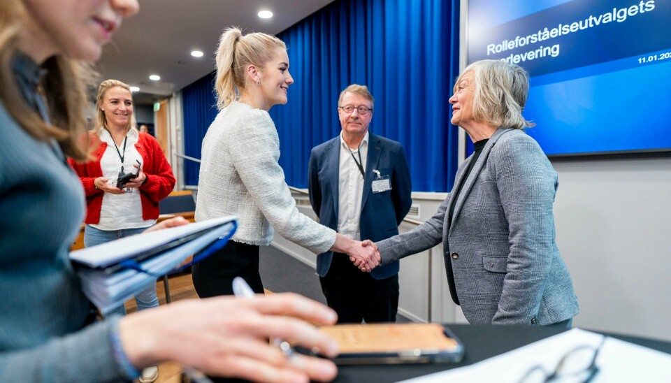 Justisminister Emilie Enger Mehl (Sp) takker leder Anne-Mette Magnussen i Rolleforståelsesutvalget for utredningen om politiet og Norsk narkotikapolitiforening. .