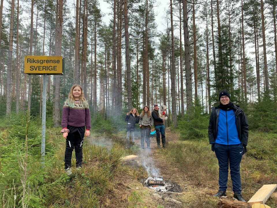 Det er tre år siden landet stengte ned på grunn av covid-19 og to år siden familien Lysholm tok dette bildet, av to bestevenninner separert på svenskegrensen av koronarestriksjoner og et bål. Bål og mennesker