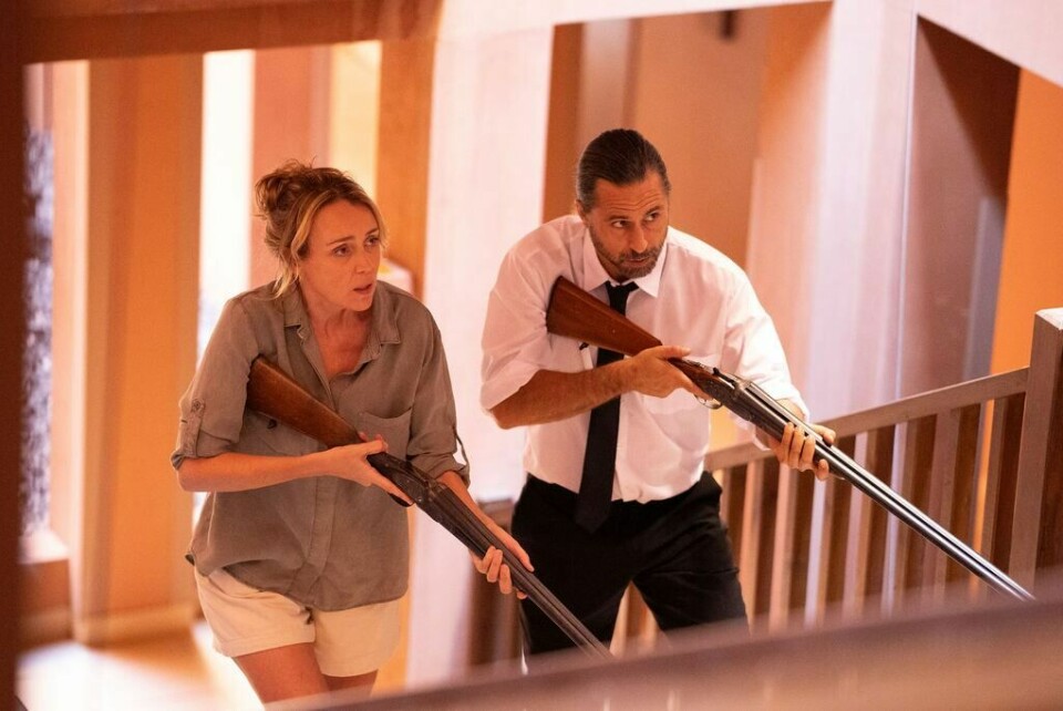 Jo (Keeley Hawes) tar opp kampen mot terroristene med hotellets sikkerhetssjef Mateo (Hugo Silva). Jo (Keeley Hawes) tar opp kampen mot terroristene med hotellets sikkerhetssjef Mateo (Hugo Silva).