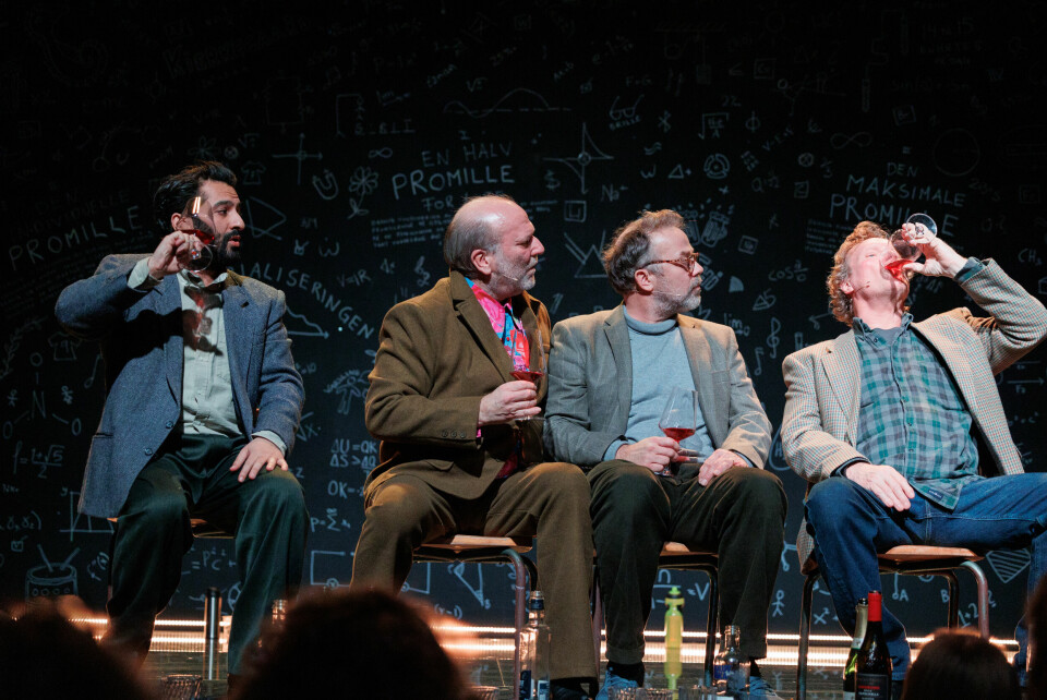 «Et glass til» på Christiania Teater. Fra venstre Nader Khademi, Ingar Helge Gimle, Christian Skolmen og Sven Nordin gjør opp status. «Et glass til»