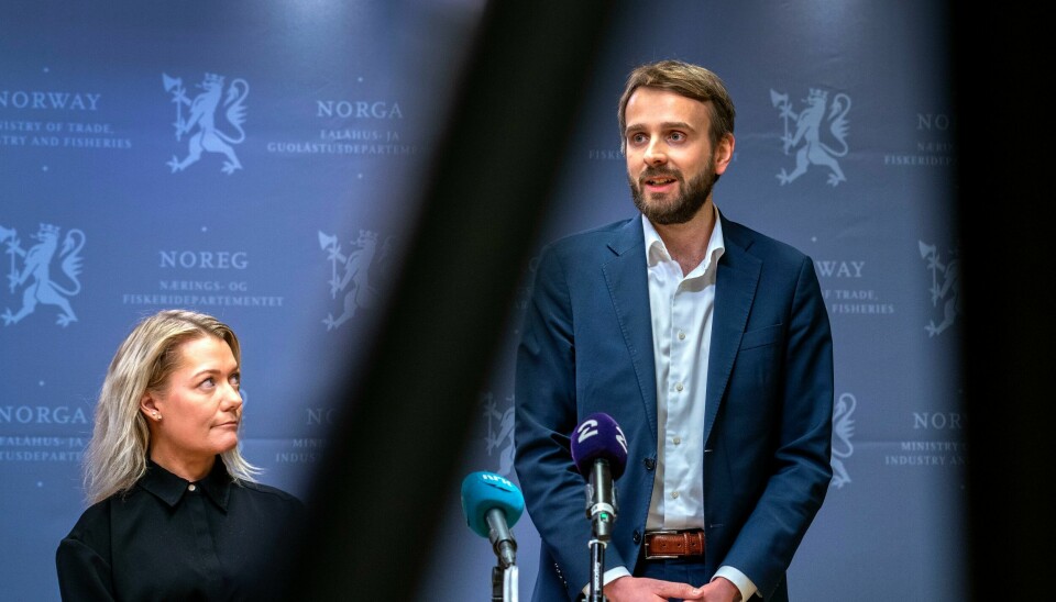 Næringsminister Jan Christian Vestre og landbruks- og matminister Sandra Borch møtte torsdag aktører i dagligvarebransjen. .