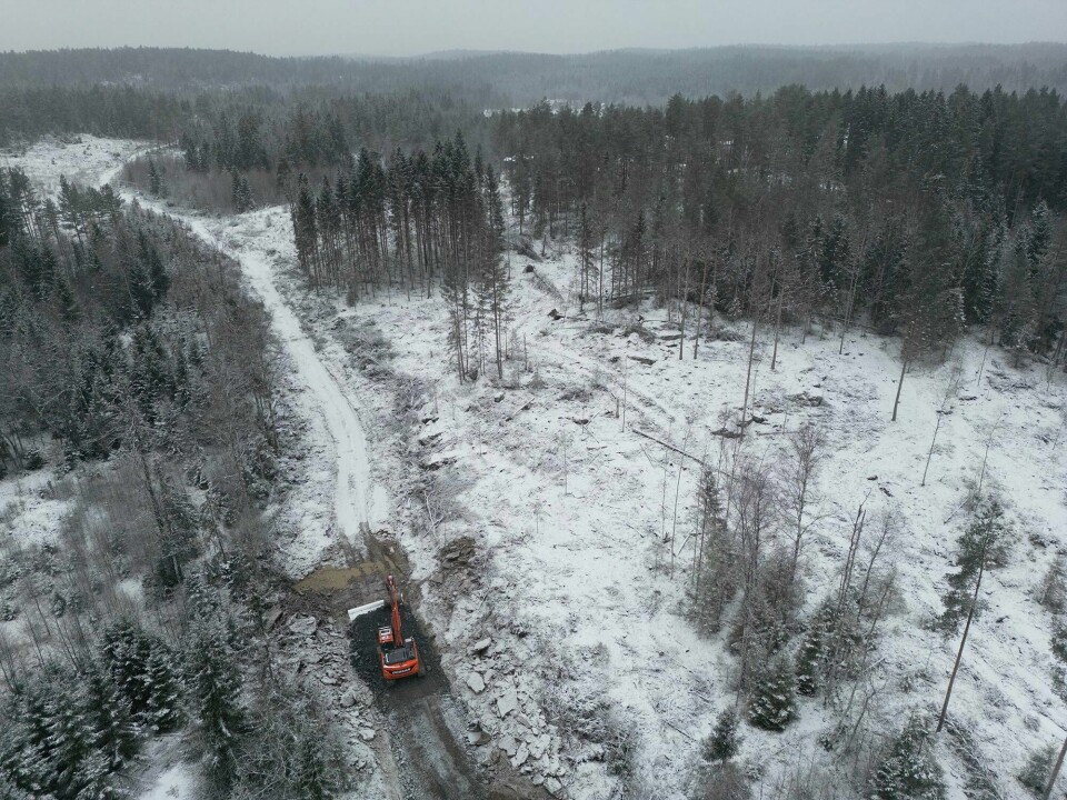 Arbeidet med å oppgradere og bygge ny skogsbilvei i Sørmarka startet opp i desember, men ble stanset rett før jul da Naturvernforbundet i Oslo og Akershus (NOA) fikk medhold i sin begjæring om midlertidig forføyning i Follo og Nordre Østfold tingrett. Arbeidet med å oppgradere og bygge ny skogsbilvei i Sørmarka startet opp i desember, men ble stanset rett før jul da Naturvernforbundet i Oslo og Akershus (NOA) fikk medhold i sin begjæring om midlertidig forføyning i Follo og Nordre Østfold tingrett.