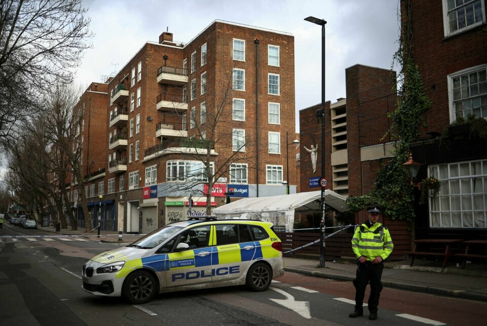 Politi holder vakt ved åstedet i London der det ble skutt mot en begravelse lørdag. A police officer stands guard at the scene of a shooting attack that reportedly happened during a funeral at St Aloysius Church, in London, Britain January 15, 2023. REUTERS/Henry Nicholls