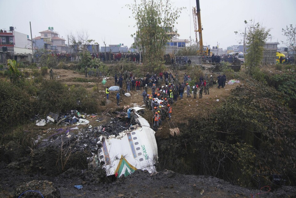 Redningsmannskaper har funnet de såkalte svarte boksene, det vil si ferdsskriveren og taleregistratoren, fra flyet som styrtet i Nepal. Redningsmannskaper har funnet de såkalte svarte boksene, det vil si ferdsskriveren og taleregistratoren, fra flyet som styrtet i Nepal. Foto: AP / NTB