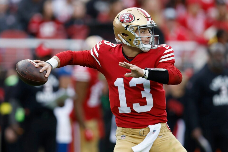 Brock Purdy gjør seg klar til å kaste en pasning i San Francisco 49ers' sluttspillseier over Seattle Seahawks Brock Purdy gjør seg klar til å kaste en pasning i San Francisco 49ers' sluttspillseier over Seattle Seahawks. Foto: Jed Jacobsohn, AP / NTB