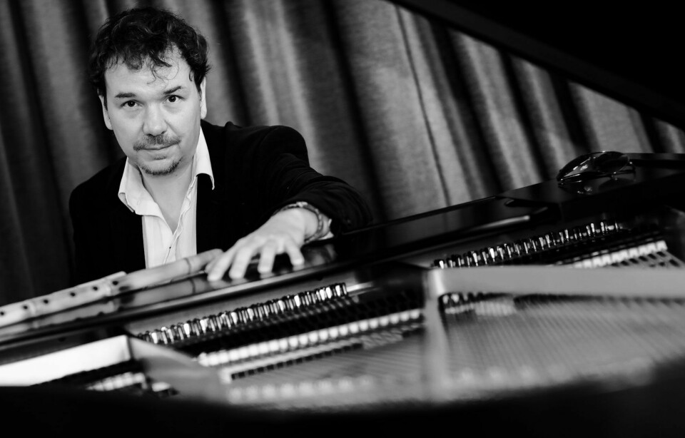 Florian Weber er tysk pianist og komponisten. Han har jobbet med navn som Tomasz Stańko, Michael Brecker, Pat Metheny og Albert Mangelsdorff både på scenen og i studio. Florian har blant annet vunnet Steinway-prisen for beste solo-pianist på Montreux Jazz festival, ECHO Jazz-pris for beste nasjonale pianist, WDR Jazz-pris for improvisasjon, og det første soloalbumet hans, Minsarah, fikk den tyske kritikerprisen. Florian Weber er tysk pianist og komponisten. Han har jobbet med navn som Tomasz Stańko, Michael Brecker, Pat Metheny og Albert Mangelsdorff både på scenen og i studio. Florian har blant annet vunnet Steinway-prisen for beste solo-pianist på Montreux Jazz festival, ECHO Jazz-pris for beste nasjonale pianist, WDR Jazz-pris for improvisasjon, og det første soloalbumet hans, Minsarah fikk den tyske kritikerprisen.