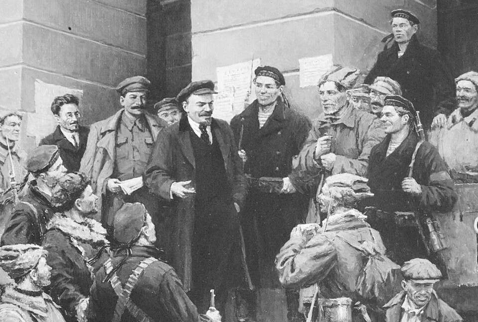 Et maleri viser Lenin i samtale med soldater og matroser under Oktoberrevolusjonen i St. Petersburg i 1917. Et maleri viser Lenin i samtale med soldater og matroser under Oktoberrevolusjonen i St. Petersburg i 1917.