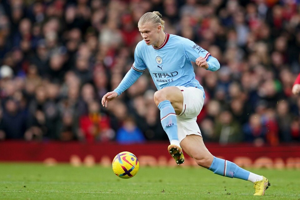 Viaplay har skrudd opp prisen på Premier League ved inngangen til et år med trangere økonomi for mange. Det vil likevel ikke skremme kundene unna, mener Viaplay. For så glad er vi i engelsk fotball, at vi betaler 749 kroner måneden for å se kamper. Manchester Citys Erling Haaland med noen av sine få ballberøringer i kampen mot Manchester United. Foto: Dave Thompson / AP / NTB