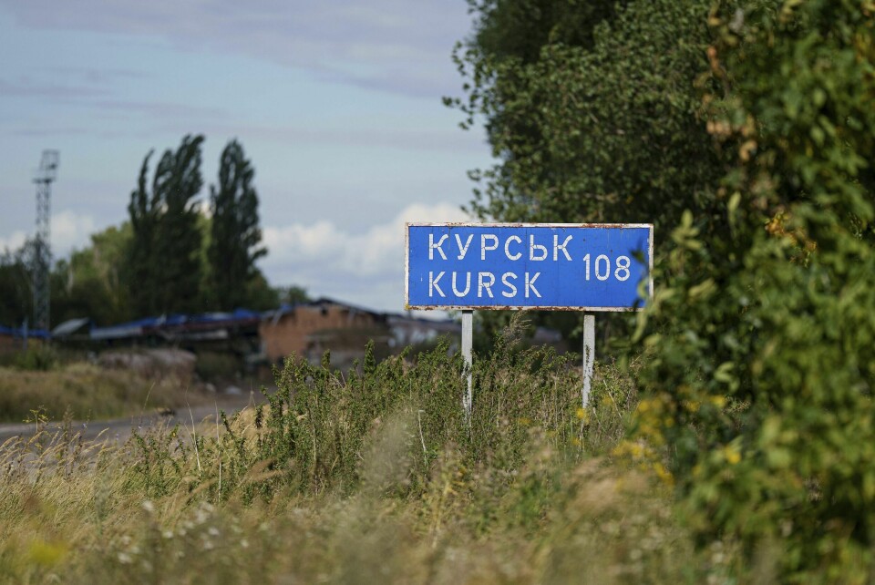 Veiskiltet på grensa mellom Ukraina og Russland som viser veien til Kursk. Kursk-skiltet på grensa mellom Ukraina og Russland. Foto: Jevhen Maloletka / AP / NTB