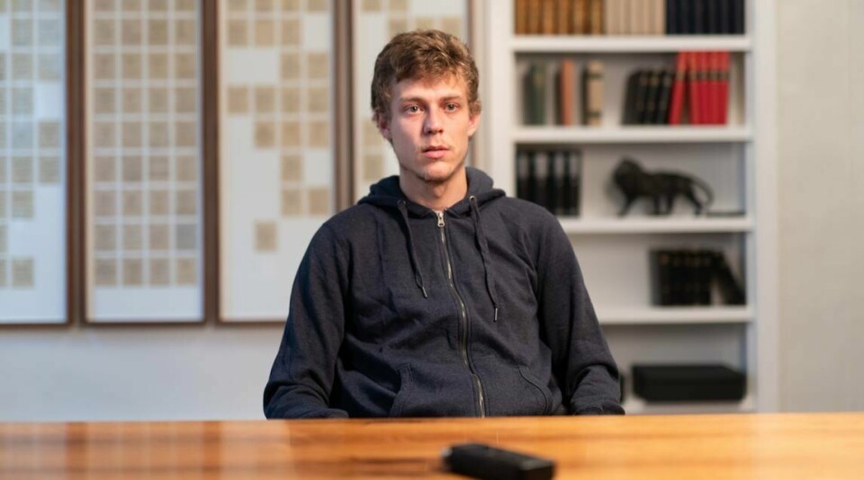 Karakteren Sigurd er en keitete 25-åring som jobber i en mobilbutikk. «Steinar Klouman Hallert er ganske nær nyansert outsiderperfeksjon i hovedrollen», skrev NRKs anmelder. Karakteren Sigurd er en keitete 25-åring som jobber i en mobilbutikk. «Steinar Klouman Hallert er ganske nær nyansert outsiderperfeksjon i hovedrollen», skrev NRKs anmelder.