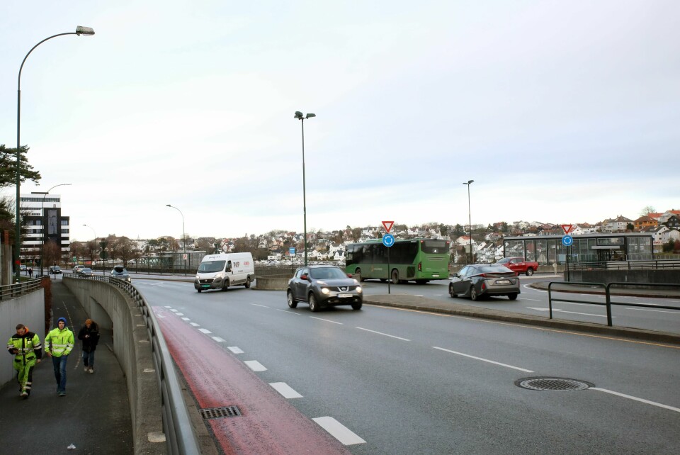 Rundkjøringen ved Strømsbrua skal etter planen bli et lysregulert T-kryss der bussene blir prioritert. Rundkjøringen ved Strømsbrua skal etter planen bli et lysregulert T-kryss der bussene blir prioritert.