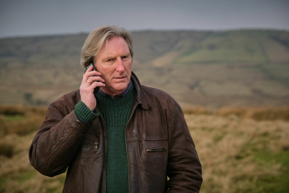 Adrian Dunbar er tilbake som politimann, den pensjonerte Alex Ridley som må ut i felten igjen når det skjer et mord. Adrian Dunbar er tilbake som politimann, den pensjonerte Alex Ridley som må ut i felten igjen når det skjer et mord.