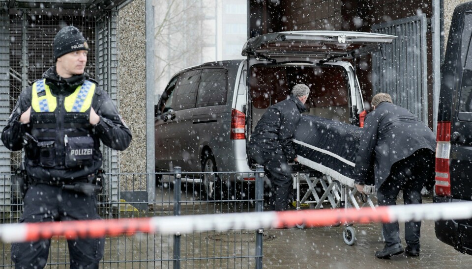 Ofre for angrepet på menigheten i Hamburg kjøres bort fra bygningen der masseskytingen skjedde. En politiker i byen kaller angrepet for det verste i byens moderne historie. Ofre for angrepet på menigheten i Hamburg kjøres bort fra bygningen der masseskytingen skjedde. En politiker i byen kaller angrepet for det verste i byens moderne historie. Foto: Markus Schreiber / AP / NTB