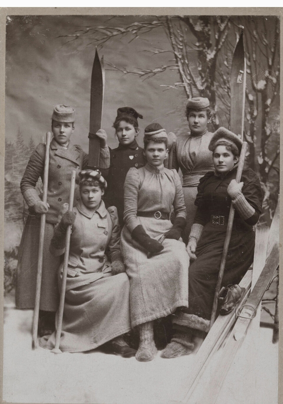 Disse ungdommene fra Kristiania skiforening fikk foreviga årets skiutrustning utstyr hos fotografen på 1890-tallet.( (Foto: Christian Gihbsson, Nasjonalbiblioteket)) Disse ungdommene fra Kristiania skiforening fikk foreviga årets skiutrustning utstyr hos fotografen på 1890-tallet. (Foto: Christian Gihbsson, Nasjonalbiblioteket)