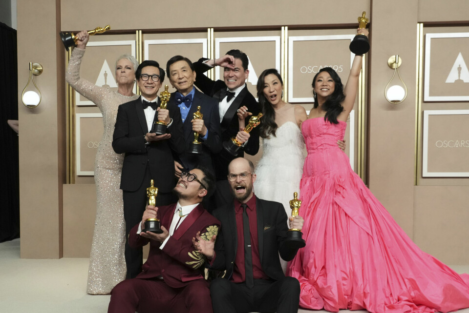 «Everything Everywhere All At Once»-gjengen samlet etter Oscar-utdelingen, blant dem (stående bakerst) Jamie Lee Curtis, Ke Huy Quan, James Hong, Jonathan Wang, Michelle Yeoh og Stephanie Hsu. Foran regissørene Daniel Kwan og Daniel Scheinert. Oscar