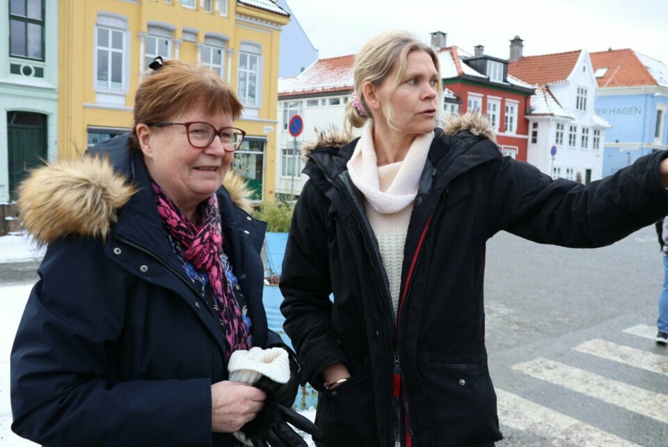 Anne Magnussen og Maria Udd gruer seg til turistsesongen. Da blir gaten deres fylt opp med turistbusser. Magnussen og Maria Udd gruer seg til turistsesongen. Da blir gaten deres fylt opp med turistbusser.