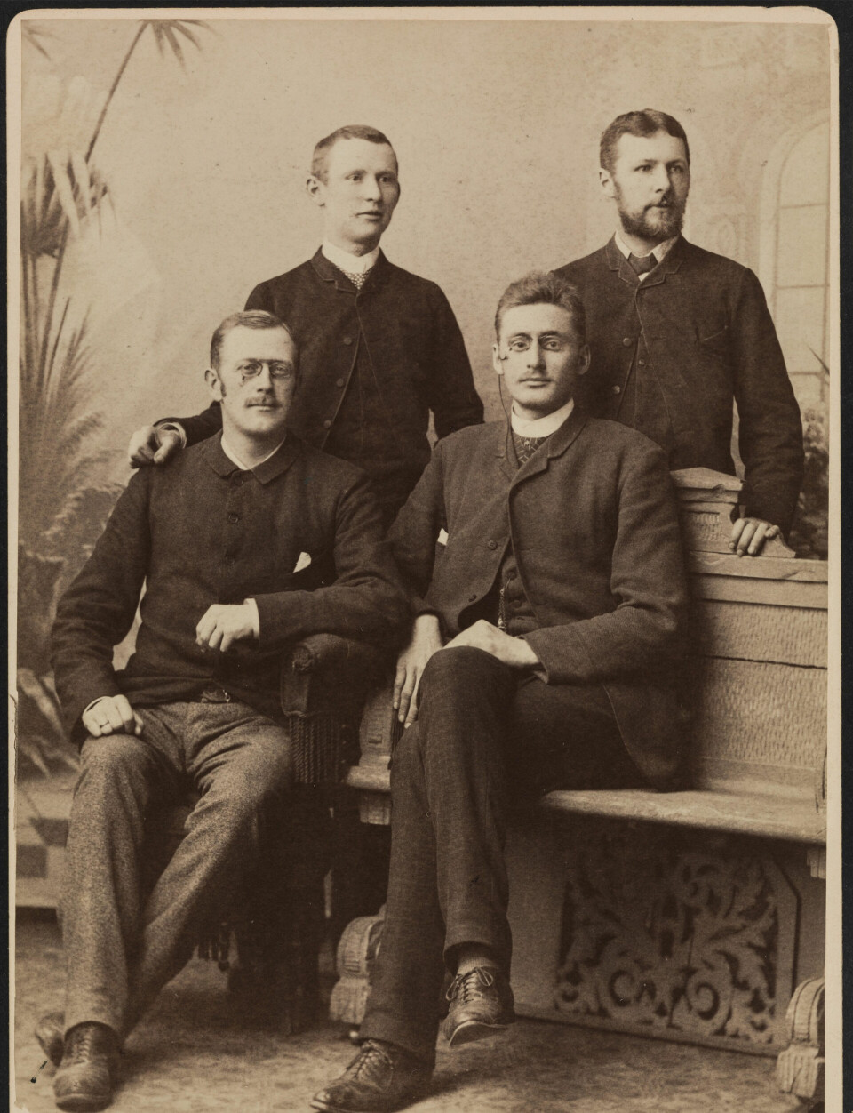 Styret i Christiania Skiløperforening. Ernst Bjerknes står bak til høyre.( (Foto: Christian Gihbsson, Nasjonalbiblioteket)) Styret i Christiania Skiløperforening. Ernst Bjerknes står bak til høyre. (Foto: Christian Gihbsson, Nasjonalbiblioteket)