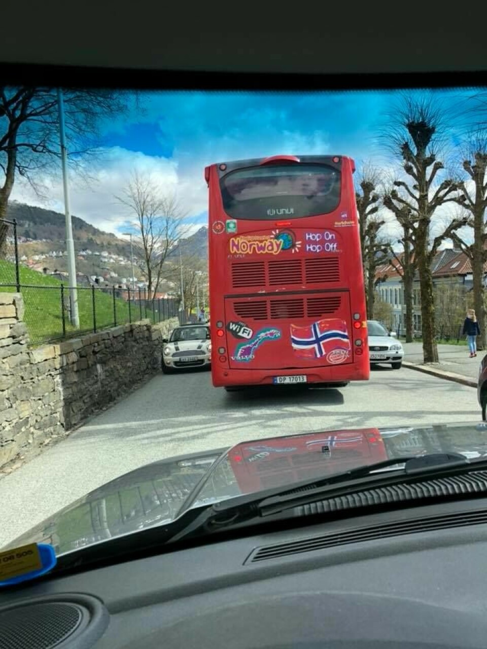 Det blir fort heseblesende når de store dobbeltdekkerne skal snirkle seg gjennom Nordnes. Hop on/off-buss på Nordnes.