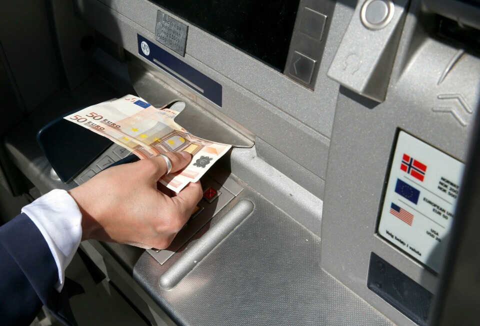 Kvinnen gjennomførte 14 overføringer fra flere av bankens kunder til kontoer hun selv disponerte (illustrasjonsfoto). Oslo 20150629.Minibank med euro Hos DNB på Karl Johan kan man ta ut euro og amerikanske dollar.Foto: Vidar Ruud / NTB