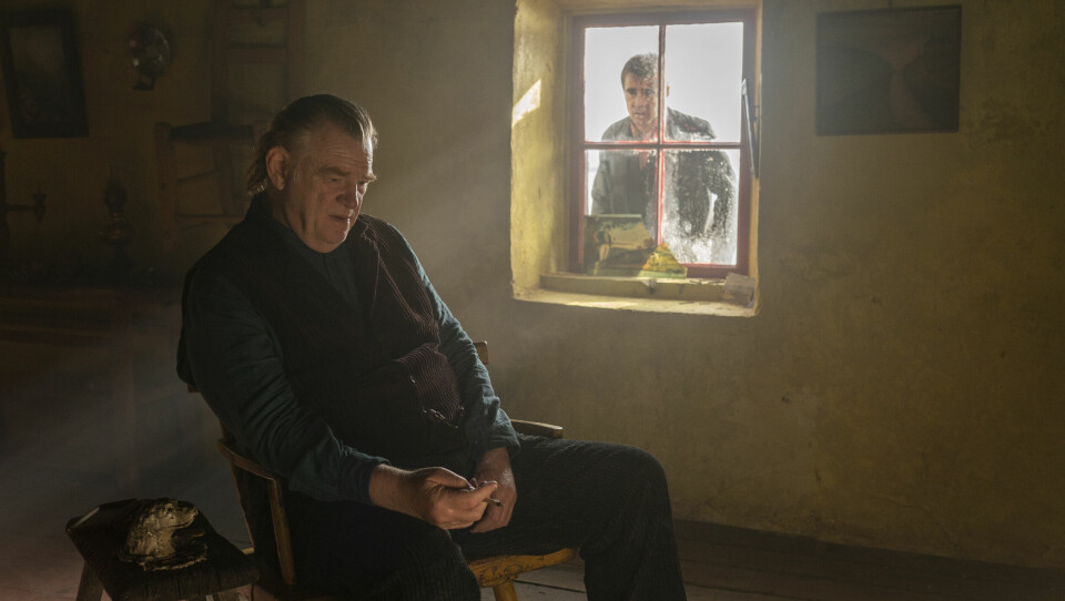 Brendan Gleeson og Colin Farrell (i vinduet) i er begge Oscar-nominert i den kinoklare irske filmen «The Banshees of Inisherin». «The Banshees of Inisherin»