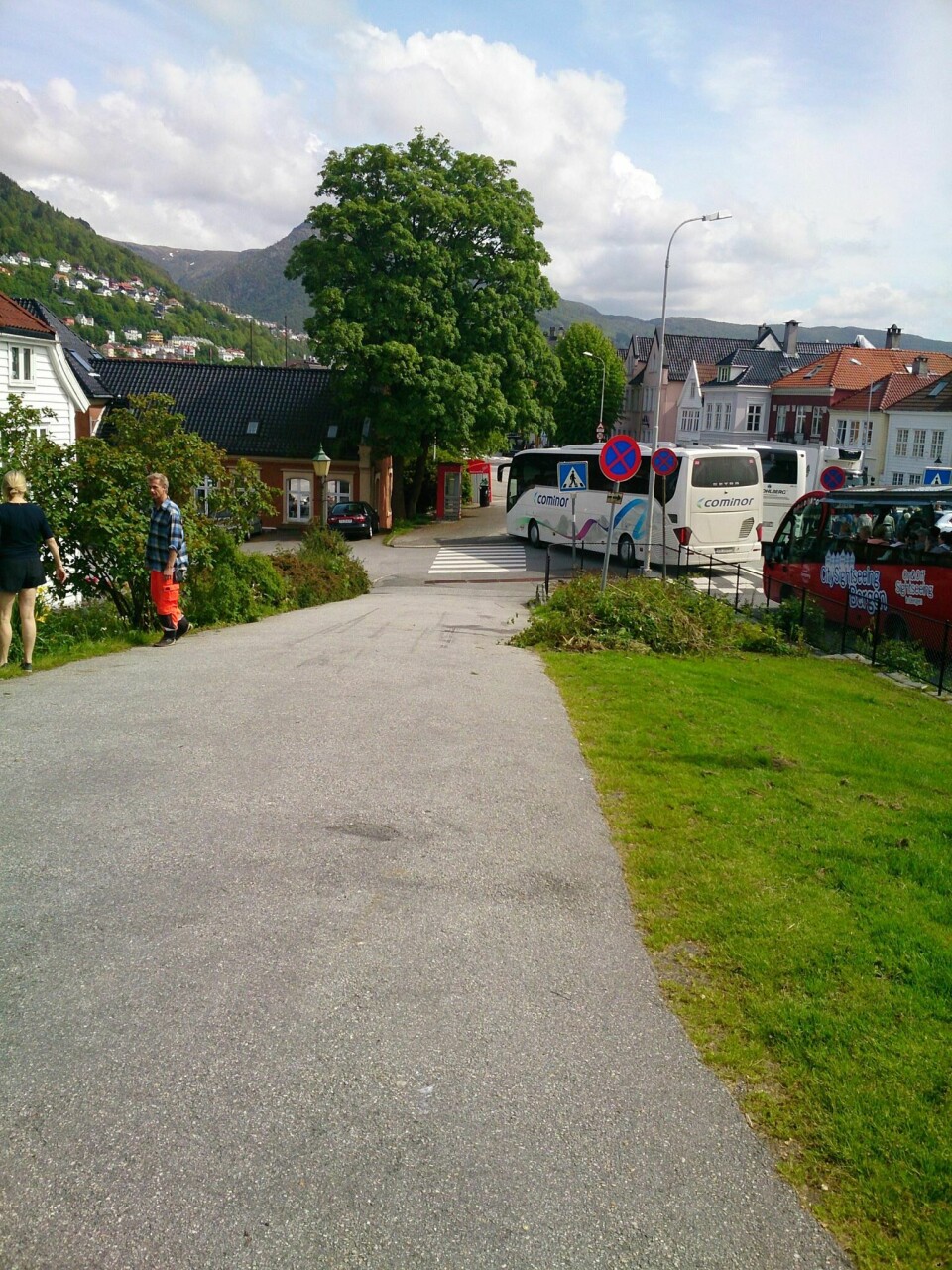 En kaotisk sommerdag på Klosteret på Nordnes. Trafikksituasjon på Klosteret, turistbusser