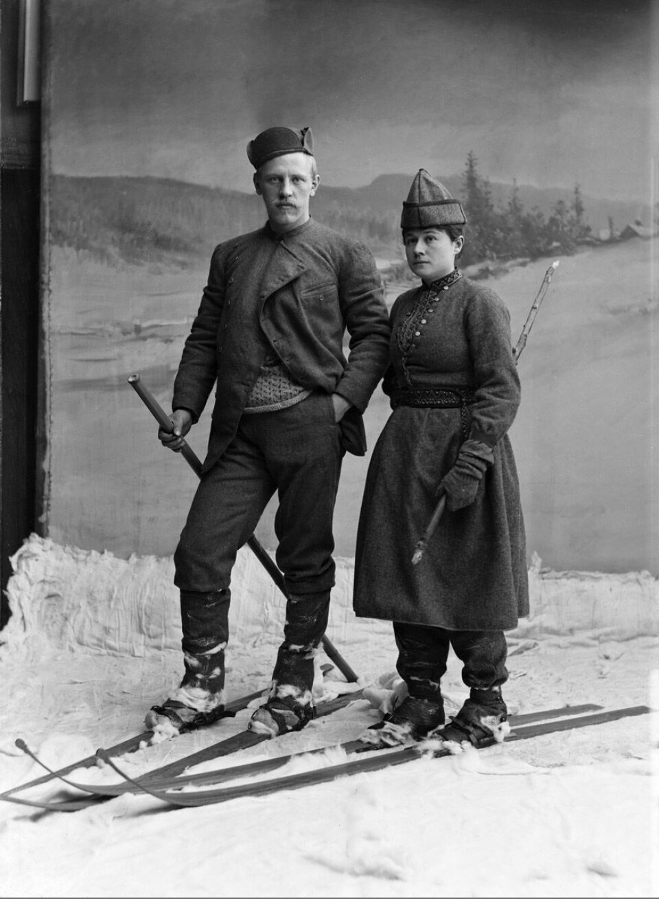 Fridtjof og Eva Nansen. Bildet er tatt hos fotograf, men er utgitt i forbindelse med turen deres over Norefjell.( (Foto: L. Szacinski, Nasjonalbiblioteket) /(Foto: L. Szacinski, Nasjonalbiblioteket)) Fridtjof og Eva Nansen. Bildet er tatt hos fotograf, men er utgitt i forbindelse med turen deres over Norefjell. (Foto: L. Szacinski, Nasjonalbiblioteket)