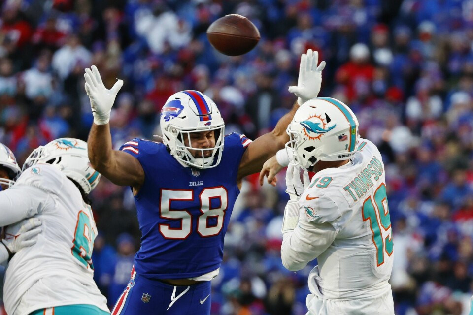 Buffalo Bills-forsvaret avgjorde da Miami Dolphins ble stoppet i NFL-sluttspillet. Her forstyrrer Matt Milano et pasningsforsøk fra Dolphins-Quarterback Skylar Thompson. Buffalo Bills-forsvaret avgjorde da Miami Dolphins ble stoppet i NFL-sluttspillet. Her forstyrrer Matt Milano et pasningsforsøk fra Dolphins-Quarterback Skylar Thompson. Foto: Jeffrey T. Barnes, AP / NTB