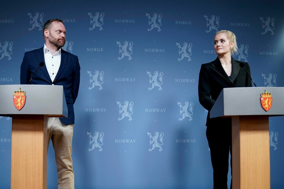 «Én sak ser det likevel ut til at vi kan enes om, nemlig at en habil utredning av RMIs rolle i denne rettsskandalen er noe vi bør se frem til», skriver Jon Harald Leknes.Bildet viser justis- og beredskapsminister Emilie Enger Mehl og Jon Petter Rui, lederen for granskningsutvalget i Baneheia-saken.
