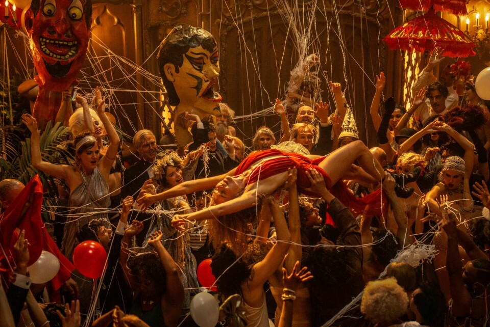 De glade tjueårene i Hollywood var både kaotiske og hedonistiske ifølge Damien Chazelles film «Babylon». Her flyr Margo Robbie høyest. «Babylon»