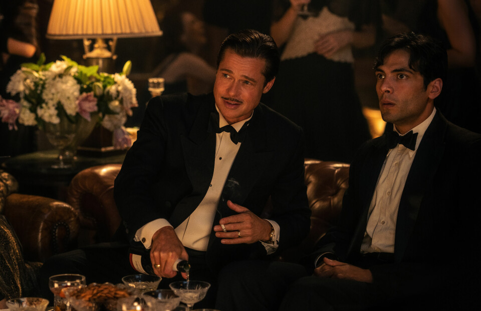 Brad Pitt som Jack Conrad og Diego Calva som Manny Torres i «Babylon». «Babylon»